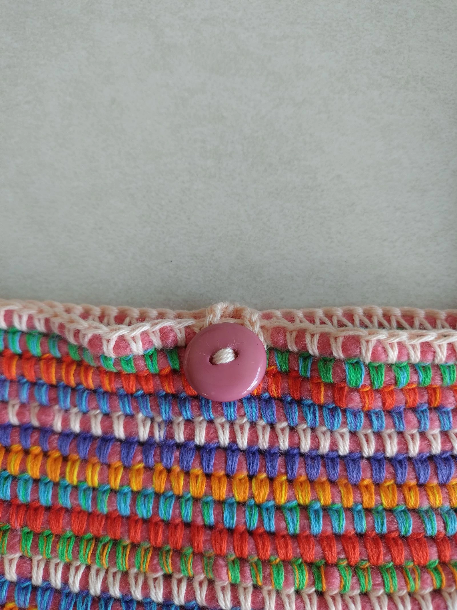 Bolso de hombro hecho a mano con ganchillo en colores del arcoíris – photo 6